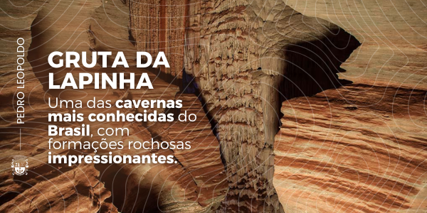 A imagem mostra o interior da Gruta da Lapinha, uma das cavernas mais famosas do Brasil. O cenário é composto por formações rochosas impressionantes, com paredes em tons de marrom, laranja e bege. No centro, vê-se uma grande coluna natural formada por estalactites e estalagmites que se uniram ao longo de milhares de anos. As texturas das rochas são marcadas por camadas e relevos, criando um visual imponente. À esquerda, sobre um fundo azul com linhas curvas inspiradas em mapas topográficos, aparece o texto: “Gruta da Lapinha Uma das cavernas mais conhecidas do Brasil, com formações rochosas impressionantes.” Na lateral esquerda, o nome Pedro Leopoldo aparece na vertical, junto ao brasão do município. A composição valoriza o patrimônio natural e turístico da cidade.